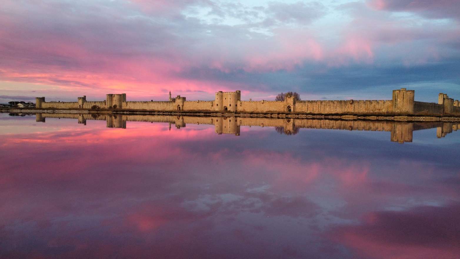 Aigues-Mortes : Tout est faux ! — visite guidée insolite et vraie histoire