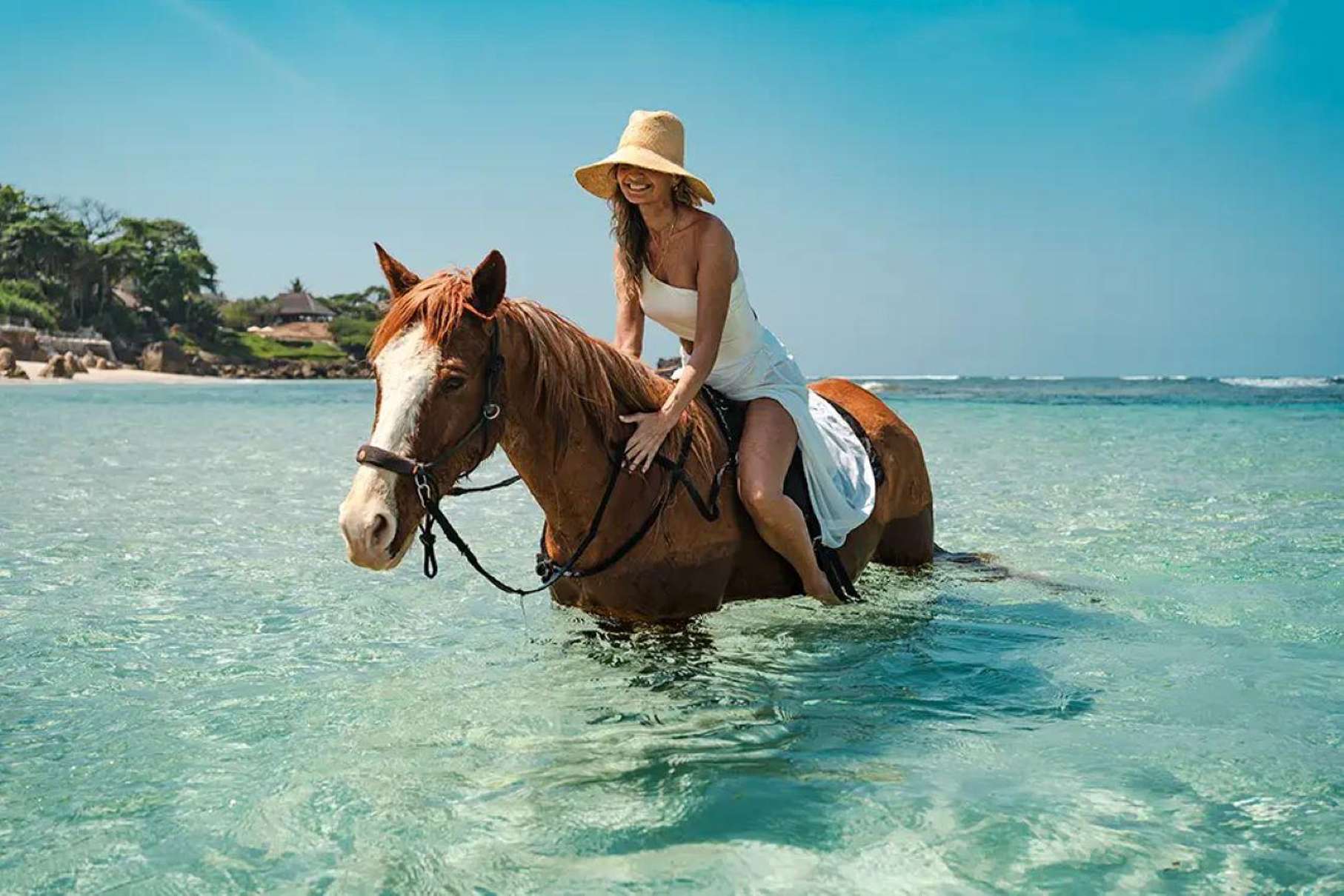 Ridtur längs stranden på Zanzibar