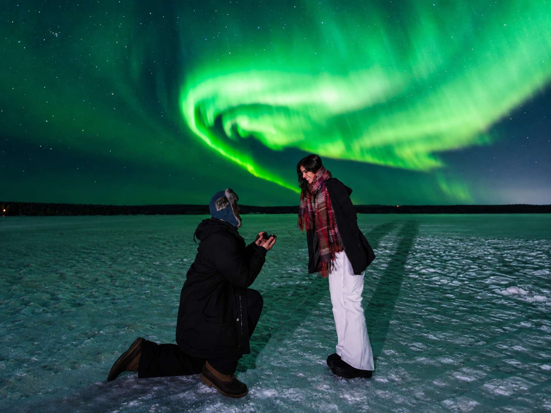 Nordlichtjagd mit BookLapland ab Rovaniemi: Guide analysiert das Wolkenradar und fährt bis zu 200 km, um einen klaren Himmel zu finden, Spiegelreflex-Fotos gratis, Arktisoveralls für -40 °C gestellt