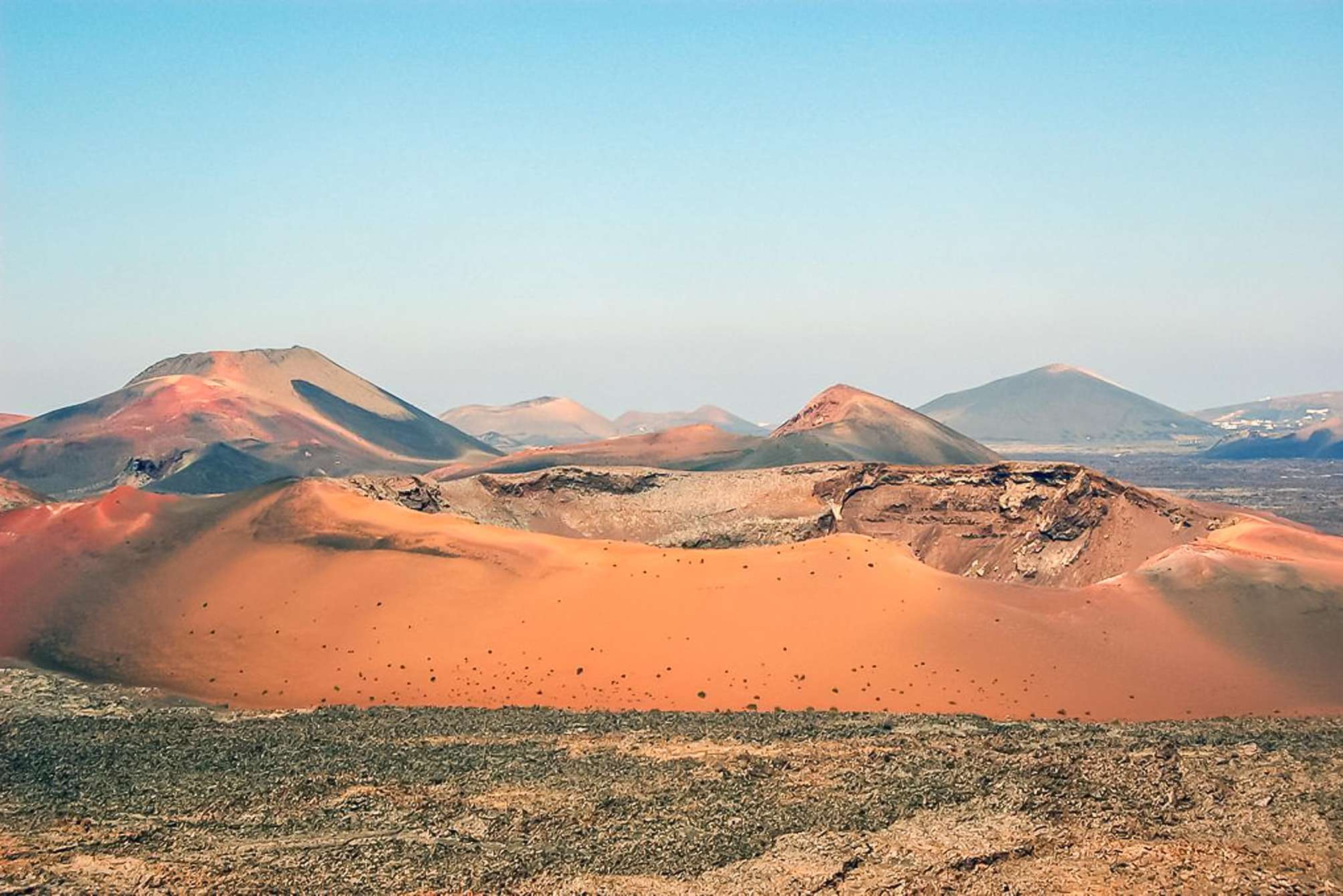 Cratères ocre et rouges des montagnes de feu dans le parc national de Timanfaya