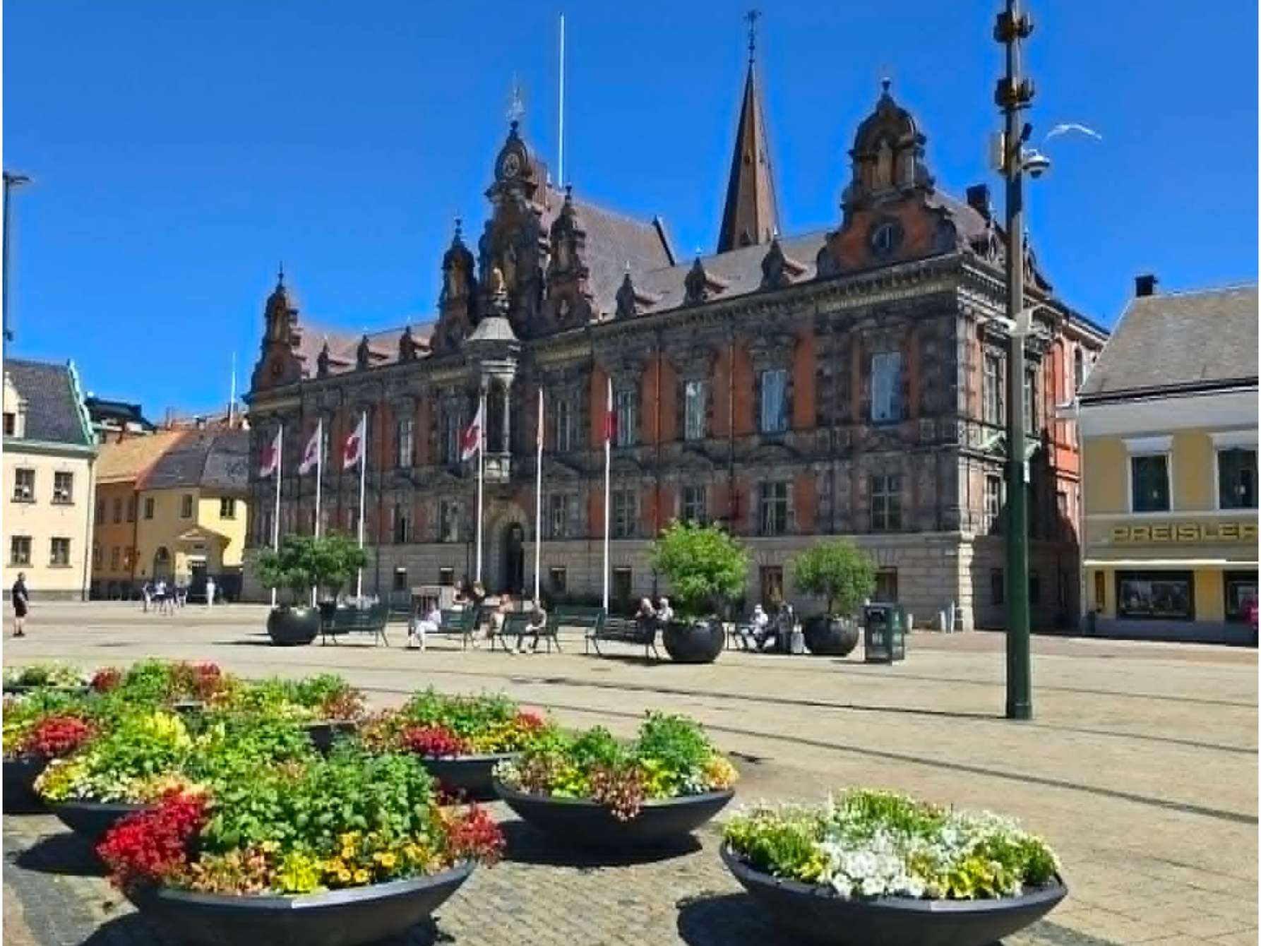 Stadtführung zu Fuß durch Malmö in Schweden: bunte Fachwerkhäuser am Lilla Torg, mittelalterliche Petrikirche und Schlosspark bei einem geführten Rundgang