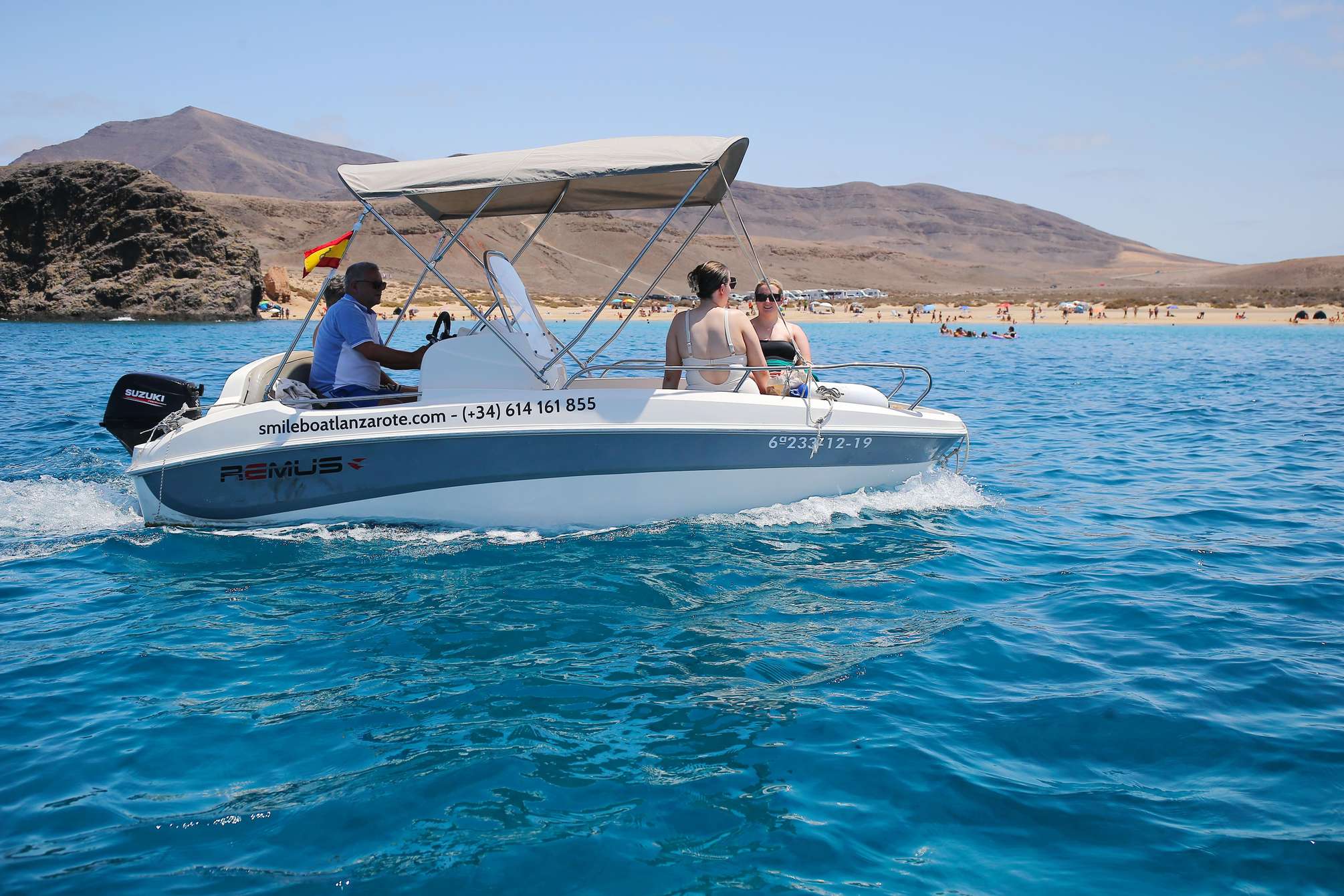 Petit bateau à moteur sans permis naviguant devant les plages de Papagayo, à Lanzarote