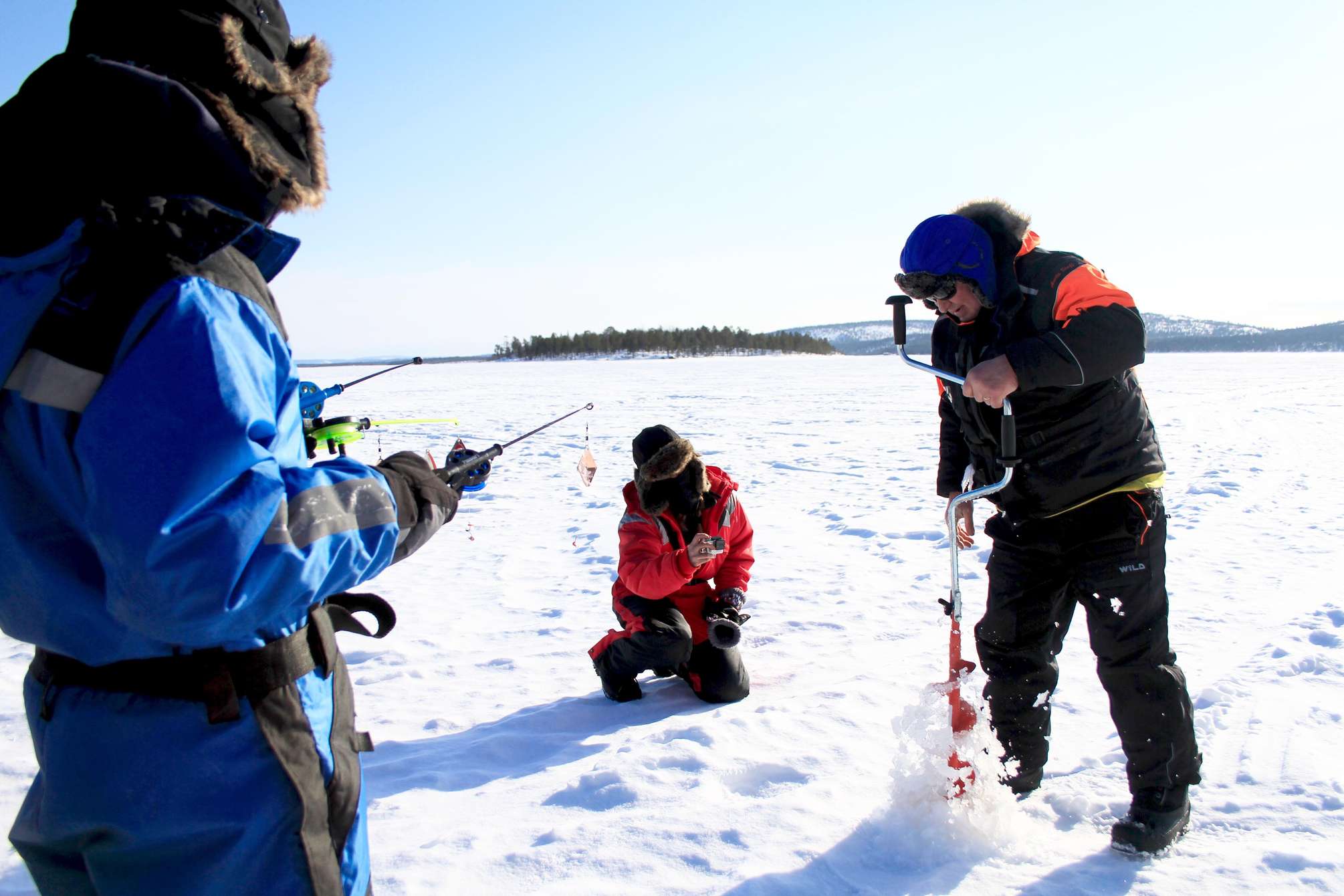 Pesca en el hielo en el lago Inari en la Laponia finlandesa, con renos y almuerzo bajo un tipi