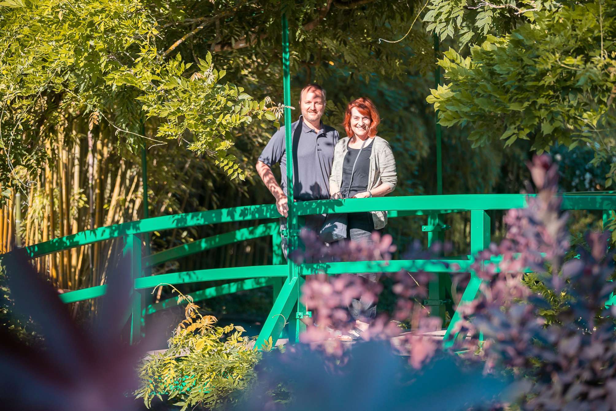 Der Wassergarten von Claude Monet in Giverny: grüne japanische Brücke über dem Seerosenteich, umgeben von Trauerweiden und Glyzinien, Motiv von über 250 Gemälden des Malers