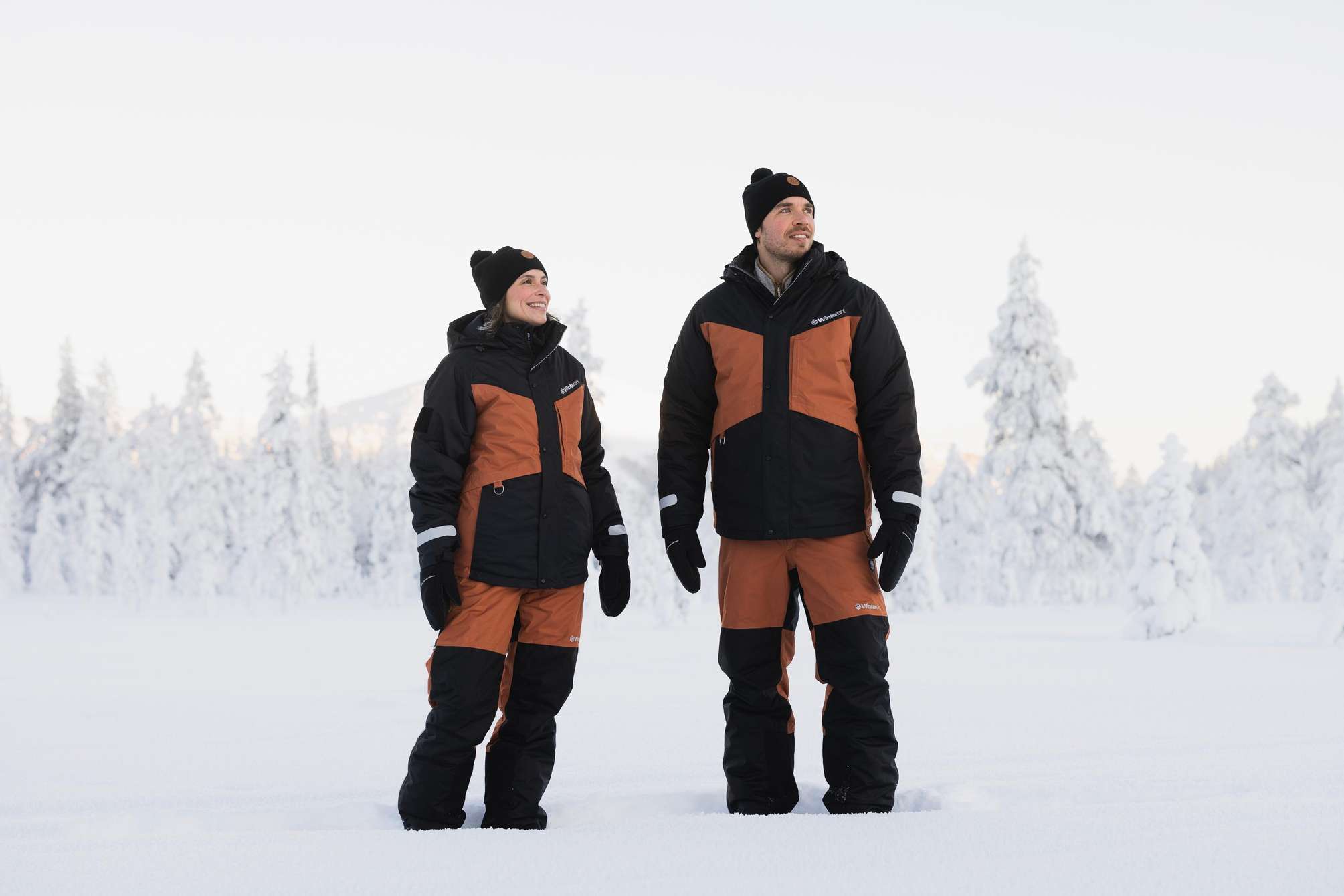 Winterkleidung mieten bei Winterent in Rovaniemi: isolierte Jacke und Hose, Schneestiefel, Fäustlinge und Schlauchschal für die -30 °C in Finnisch-Lappland