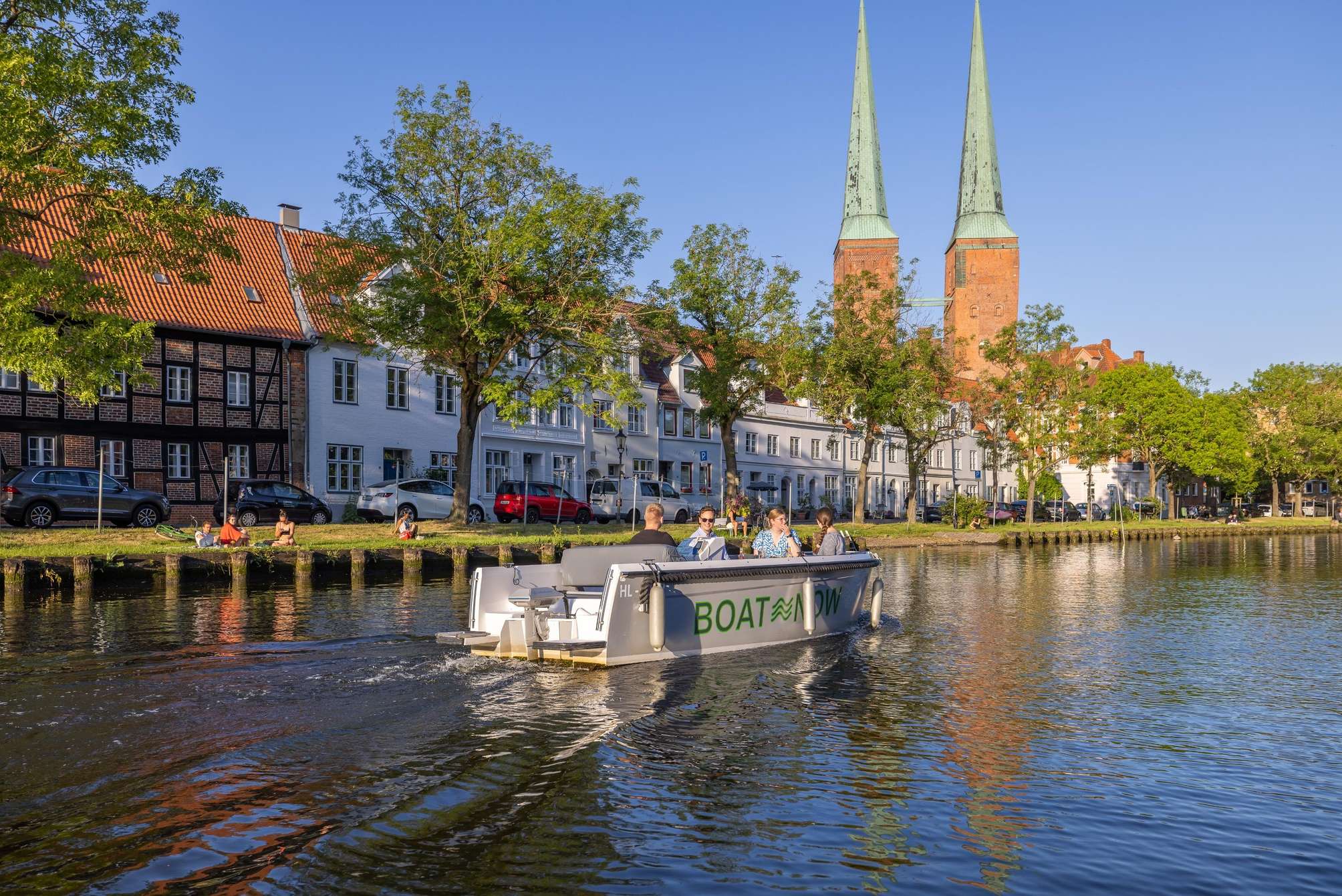 Führerscheinfreies Elektroboot auf den Kanälen von Lübeck: Sechssitzer mit leisem Motor entlang der UNESCO-Altstadt und ihrer Backsteinspeicher