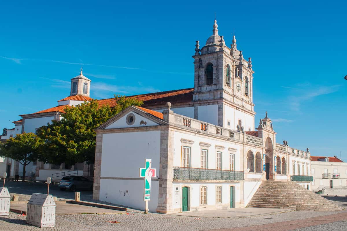Nazaré: Big Waves & Local Stories — 5
