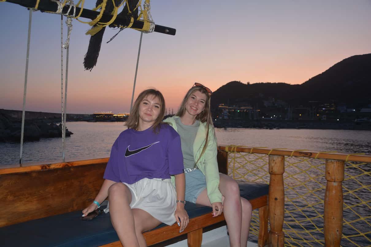 Alanya: Sunset Party Boat w/ Dinner & Unlimited Drinks 2