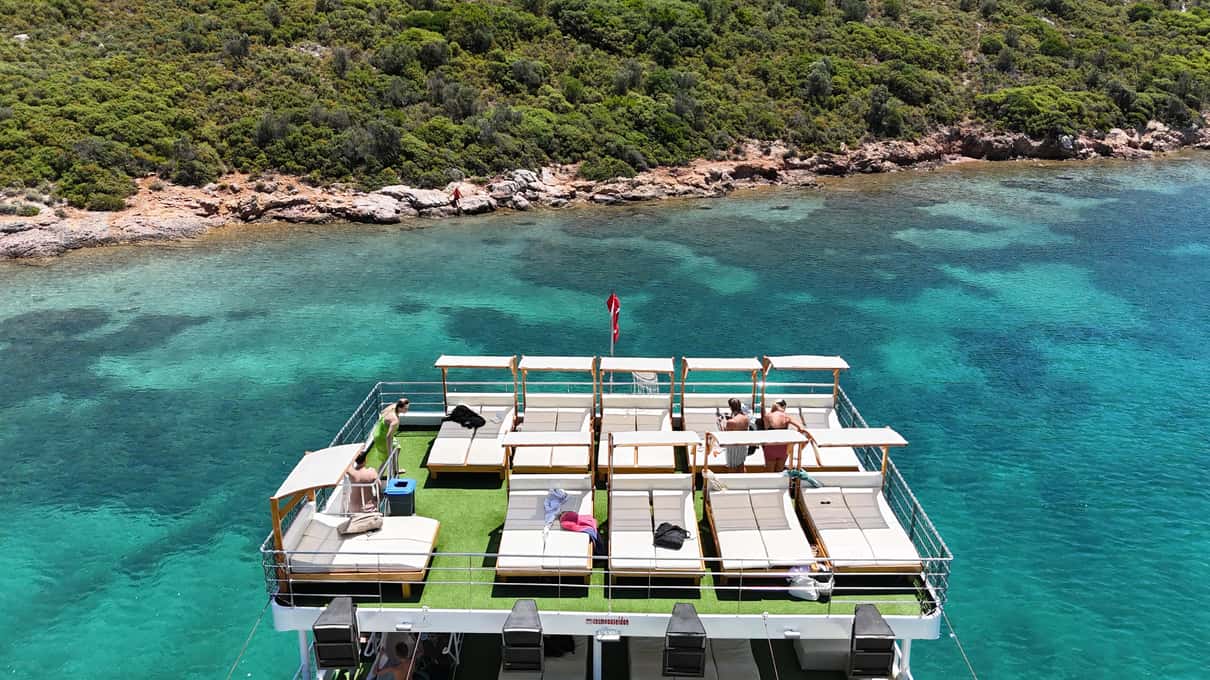 Izmir: Cesme Boat Tour and Alacati Visit