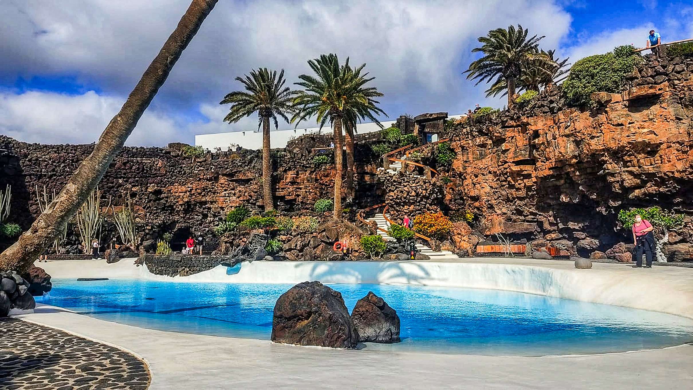 Piscine blanche et palmiers des Jameos del Agua, œuvre de César Manrique à Lanzarote