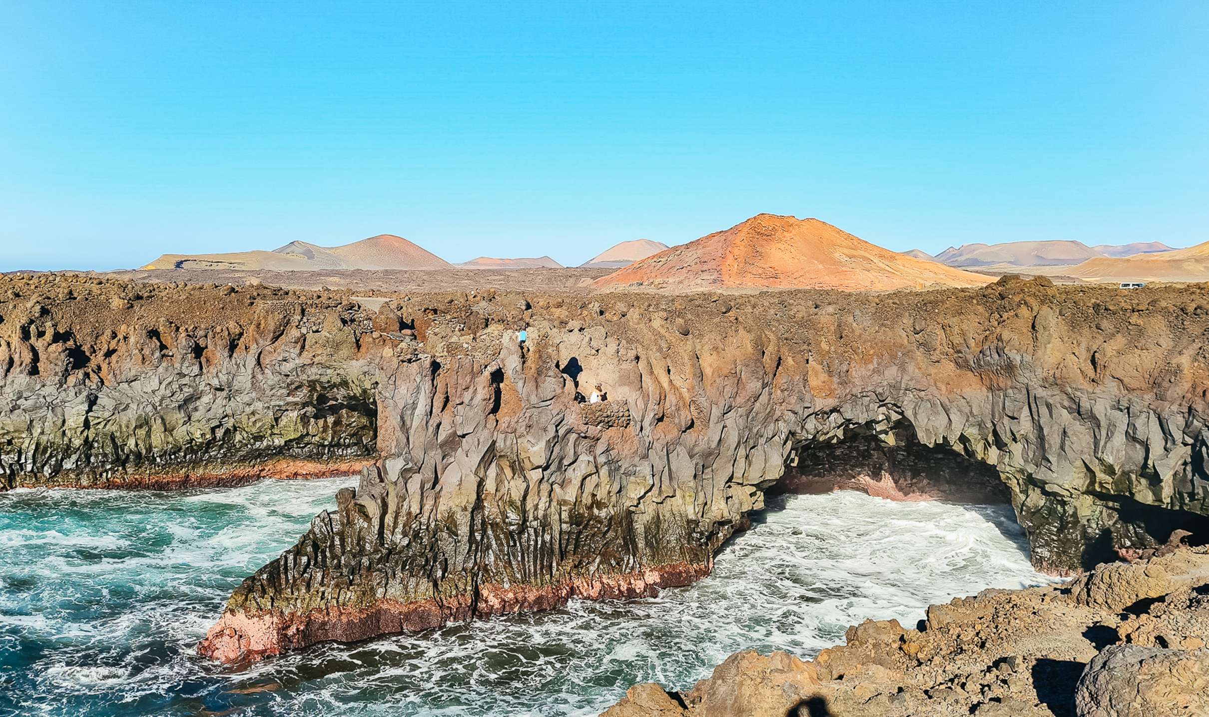 Arche de lave battue par l'océan sur la côte volcanique du sud de Lanzarote