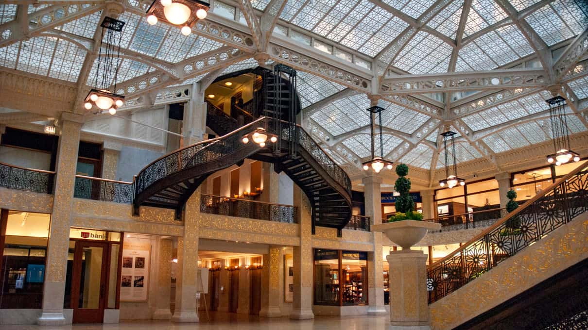 La cour vitrée du Rookery sous sa verrière, avec l'escalier de fer incurvé et le marbre blanc ajouté par Wright en 1905