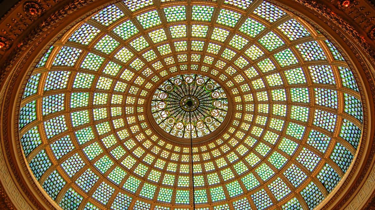 La cupola di vetro Tiffany del Chicago Cultural Center vista da sotto, con i pannelli che si aprono a ventaglio dal centro