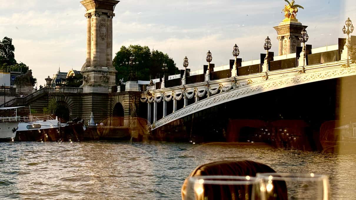 Blick vom Boot auf die vergoldeten Verzierungen der Pont Alexandre III