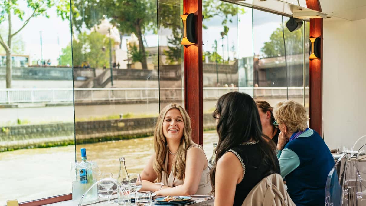 Tavoli apparecchiati a bordo del battello ristorante Trattoria en Seine a Parigi