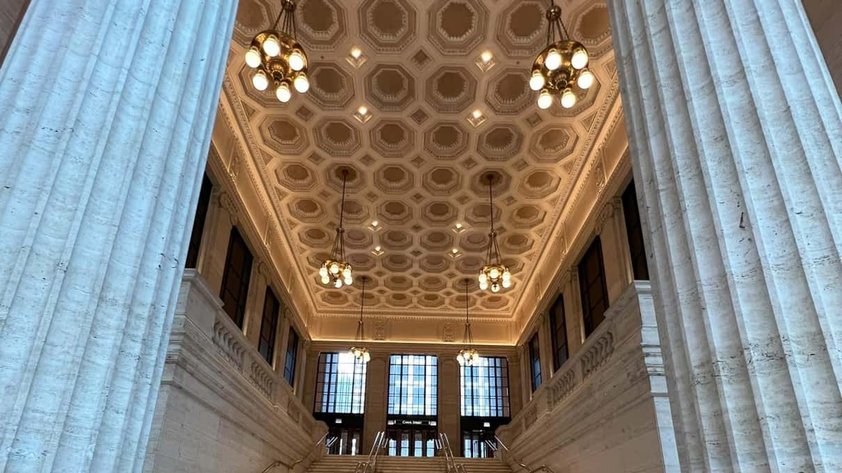 石の列柱に縁取られた、Union StationのGreat Hallの格天井とシャンデリア
