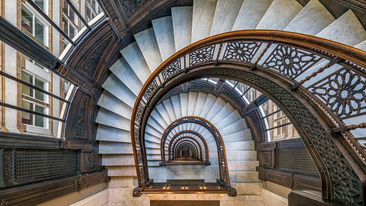 Die Wendeltreppe im Erker des Rookery von oben, weiße Marmorstufen winden sich durch den Erker nach unten