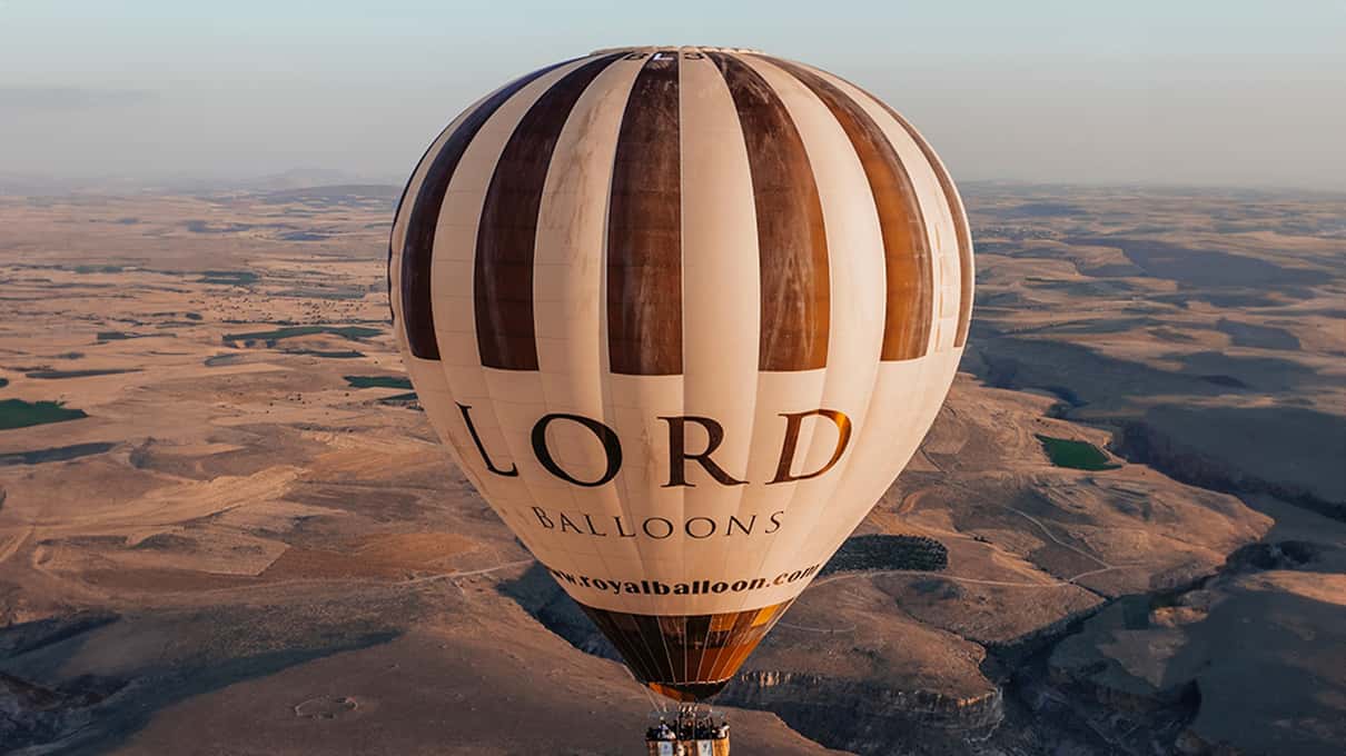 Balon lecący nisko nad doliną Soganli w Kapadocji