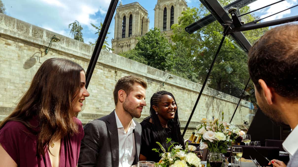 Gedekte tafels onder het glazen dak van een lunchboot op de Seine