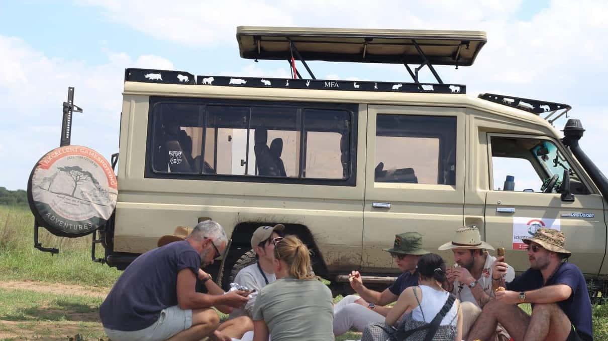 safarifahrzeug mit hochdach masai mara und lake nakuru