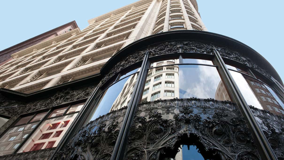 הפינה המעוגלת של ה-Sullivan Center ב-State Street עם עיטורי הברזל היצוק מעל הכניסה