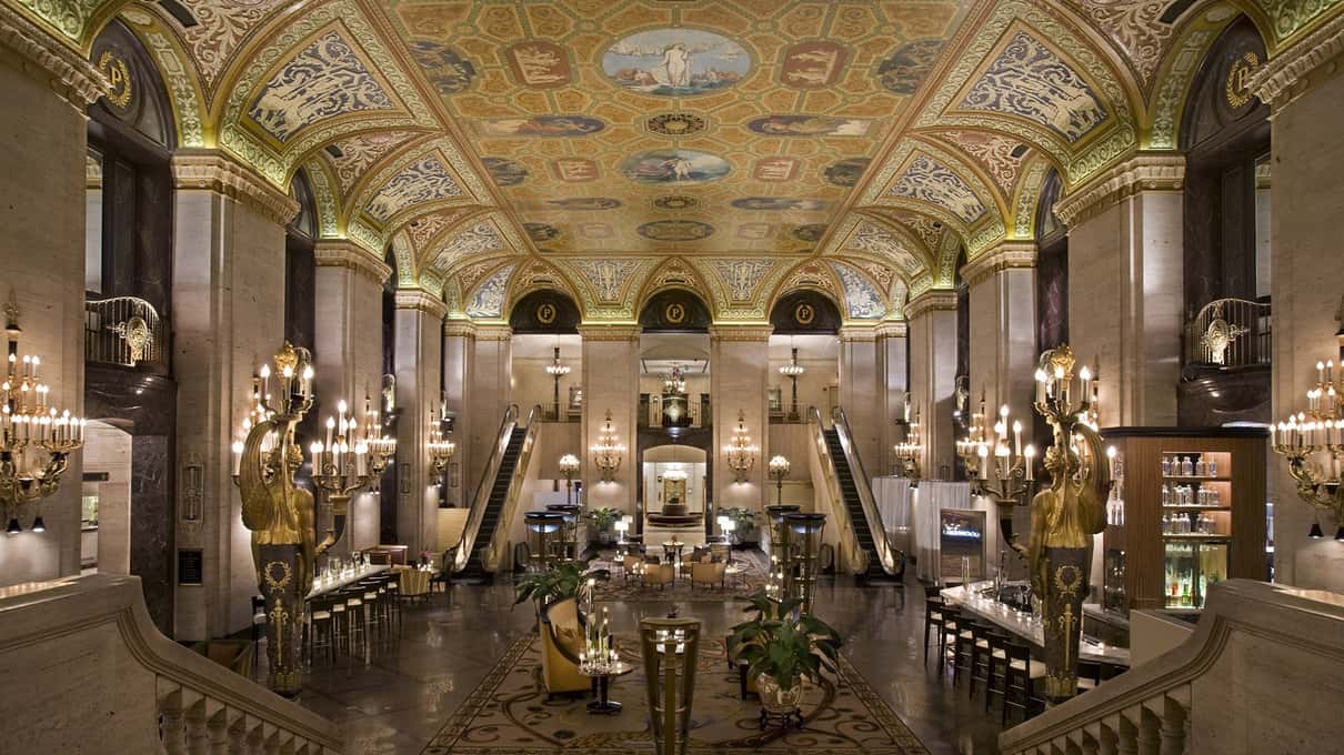 天井画、金色のランプ、大階段のあるPalmer Houseのロビー
