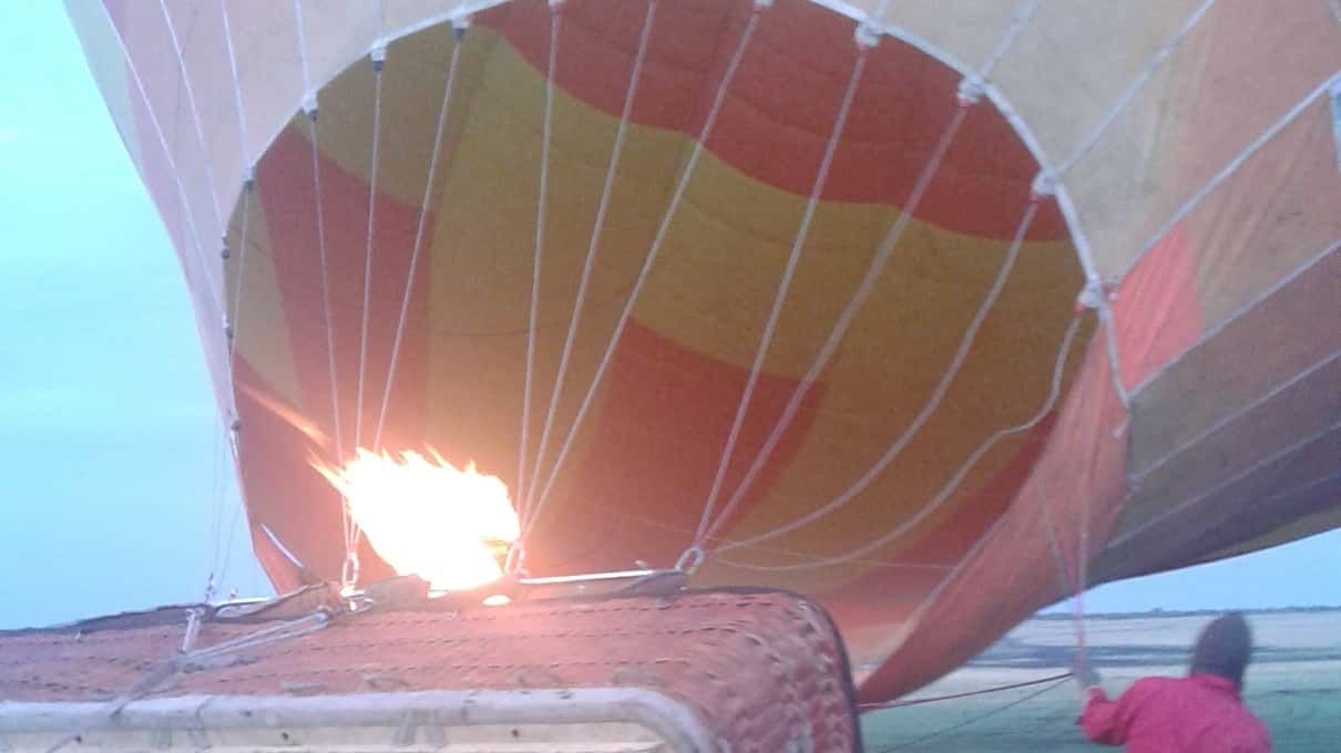 heißluftballon safari masai mara bei sonnenaufgang