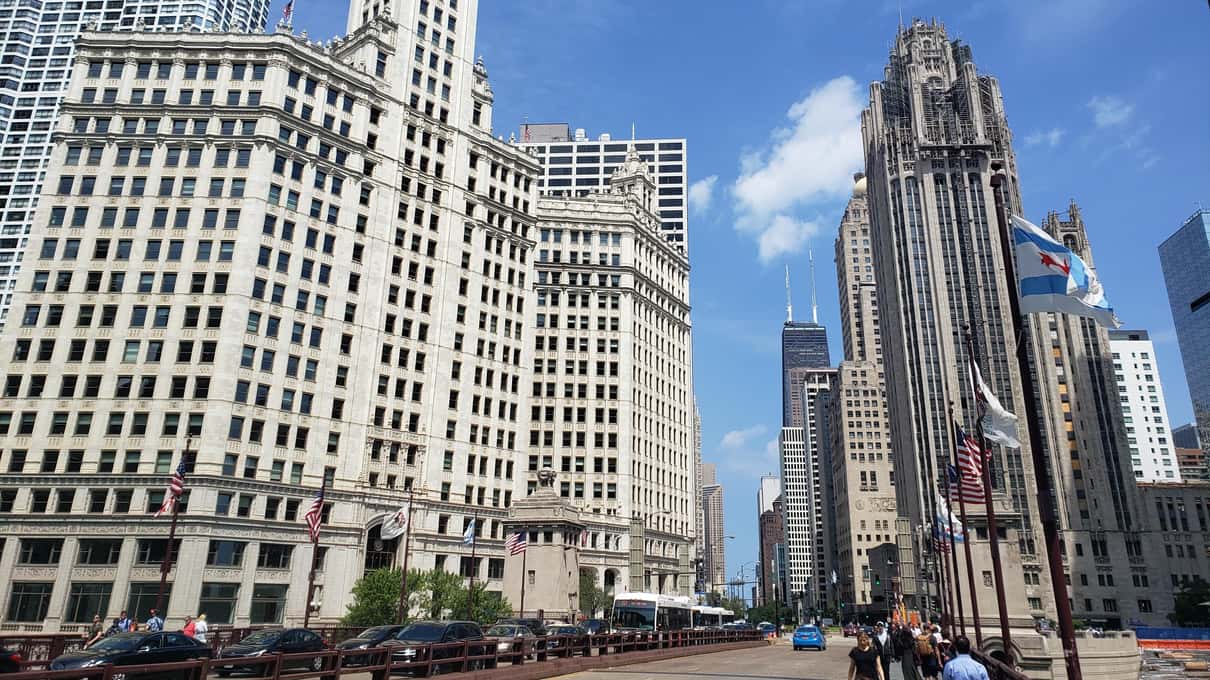 Michigan Avenueを挟んで向かい合う白いWrigley BuildingとゴシックのTribune Tower