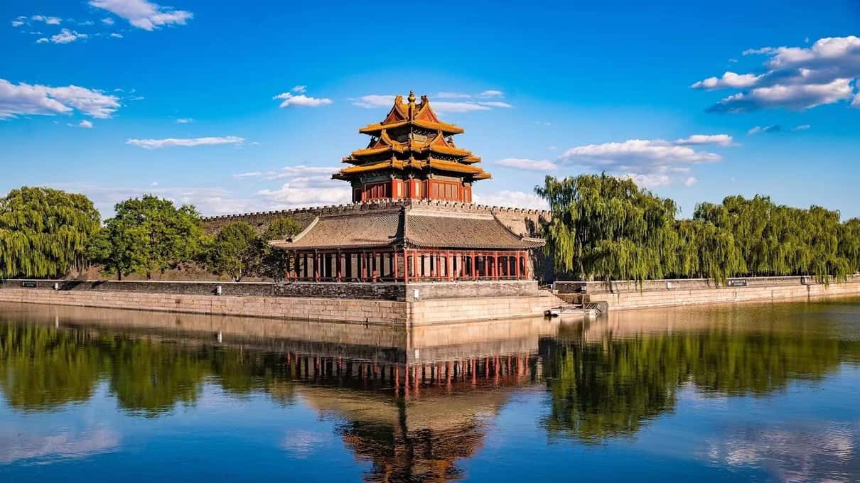 Zlaté střechy Zakázaného města v Pekingu, které se navštěvuje na stejném výletě jako zeď