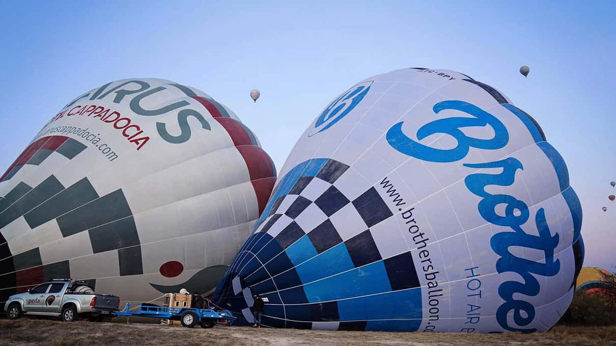 Kolorowe balony napełniane na polu startowym przed świtem w Kapadocji