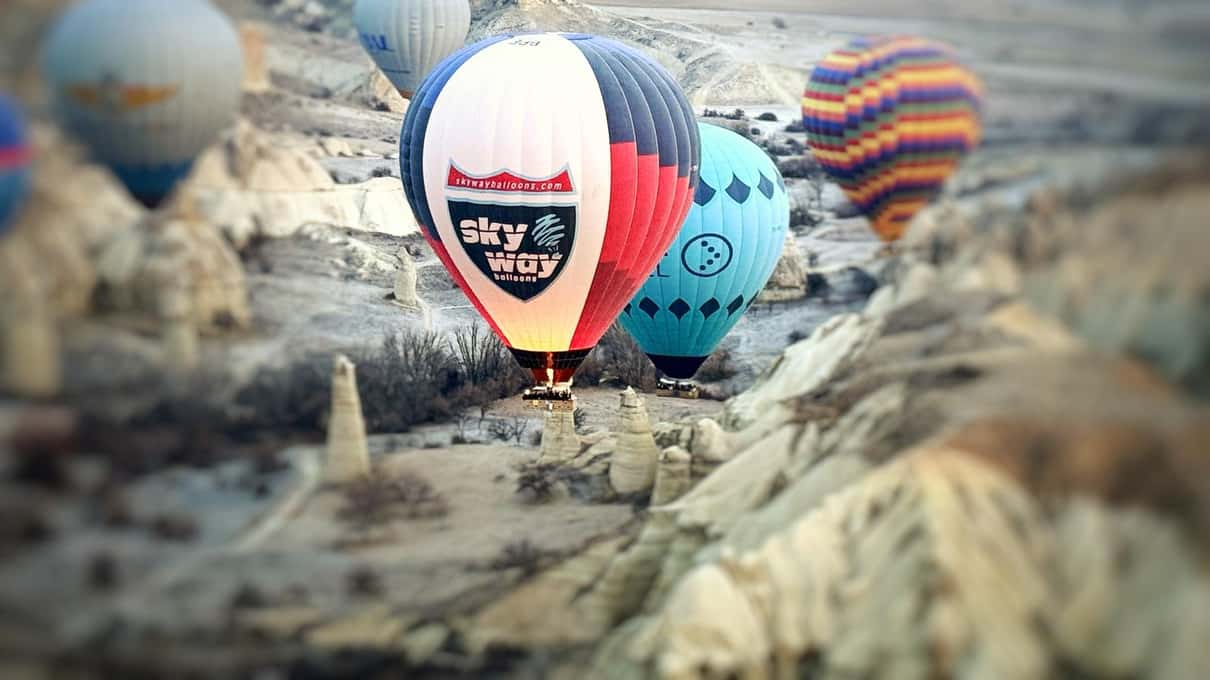 Montgolfières s'élevant à l'aube au-dessus des cheminées de fées de Cappadoce