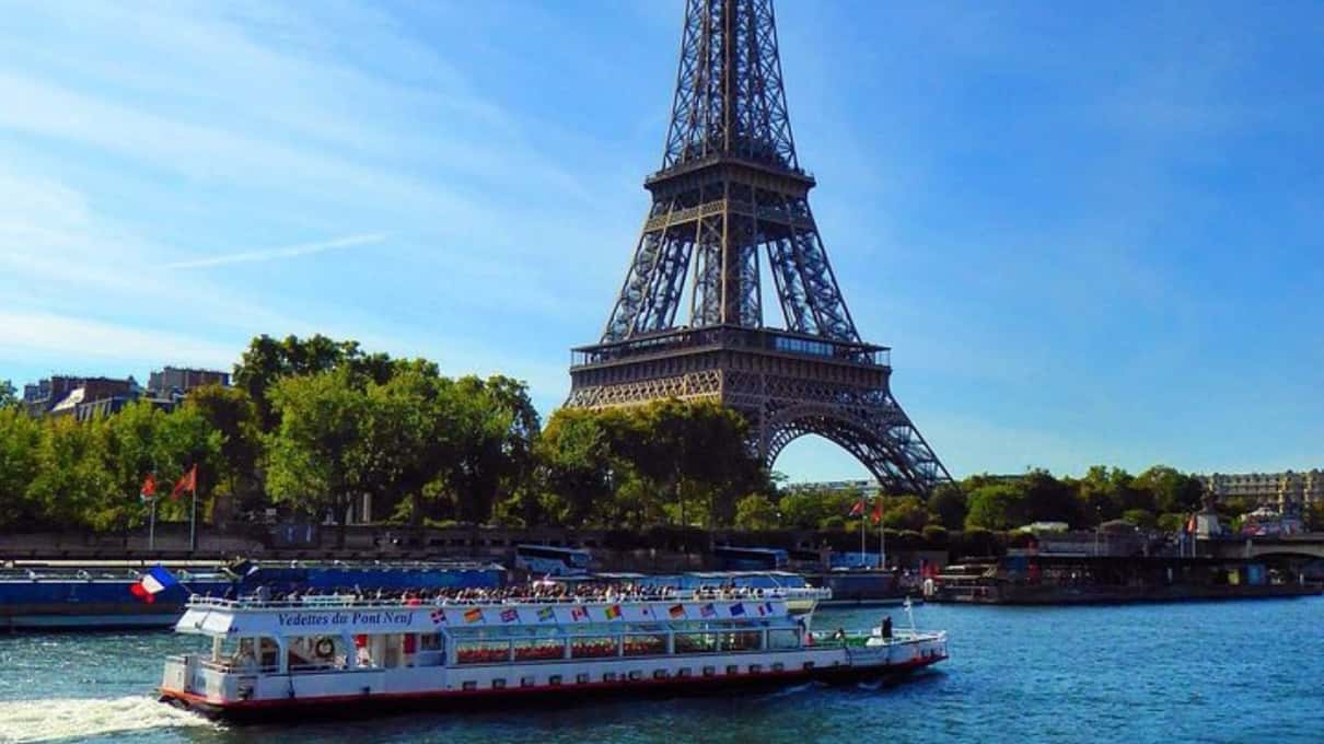 Imbarcazione delle Vedettes du Pont Neuf ormeggiata sull'Île de la Cité a Parigi