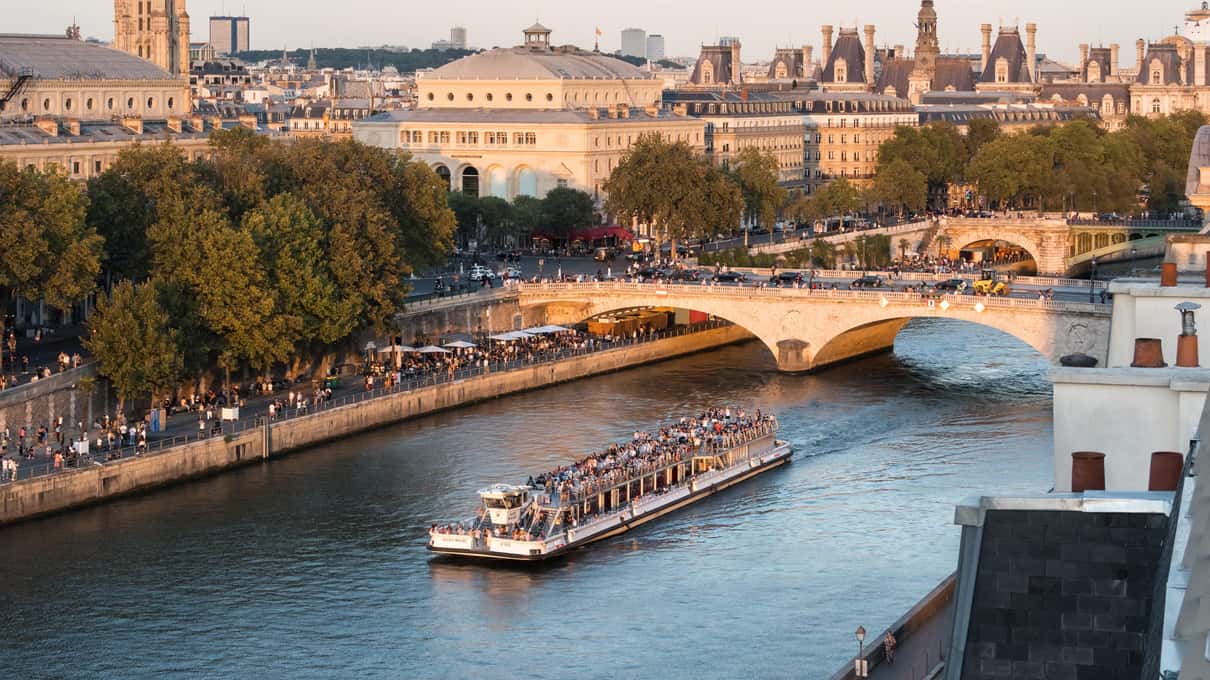 Ausflugsboot der Bateaux Mouches auf der Seine im Abendlicht