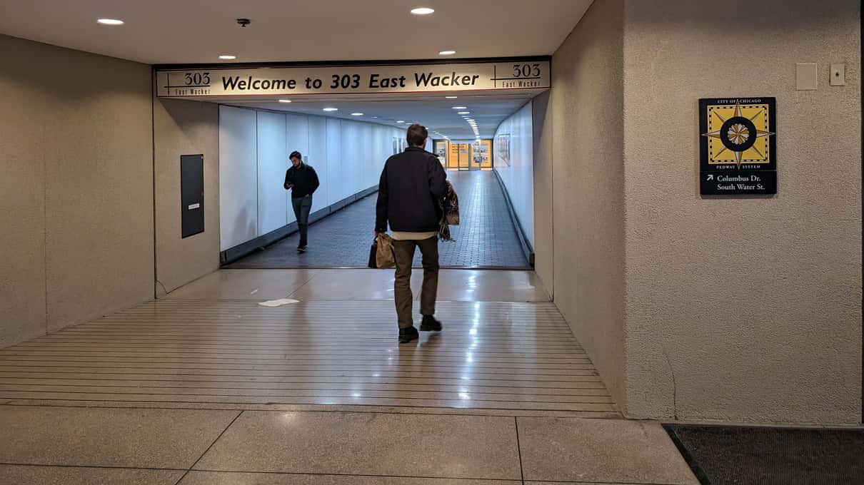Eine Person geht auf der Tour von Inside Chicago durch einen hellen unterirdischen Gang des Pedway unter dem Chicago Loop