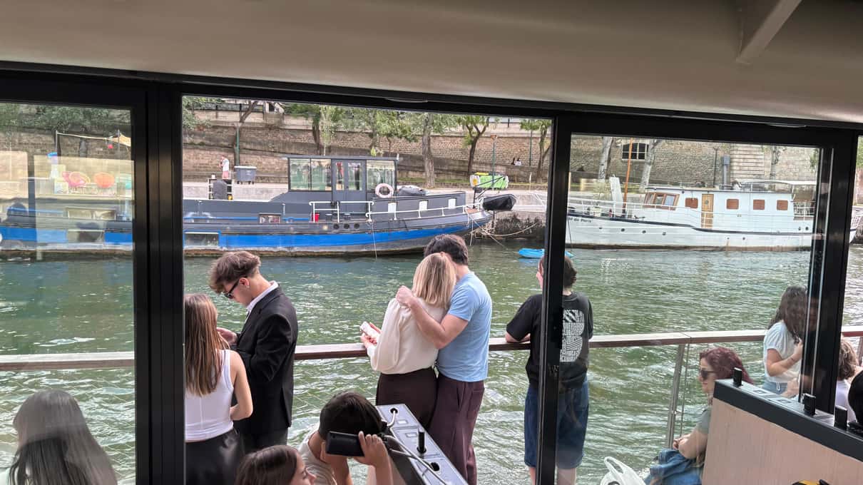 Passeggeri a bordo di un battello Bateaux Parisiens durante la crociera di un'ora sulla Senna