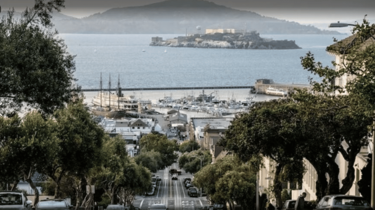 Vyhlídková loď v Sanfranciském zálivu s mostem Golden Gate v pozadí