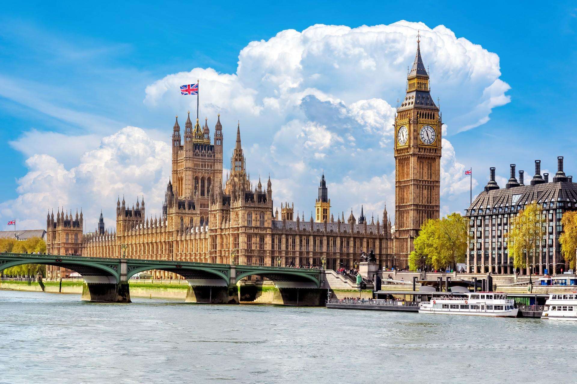 London egyik legismertebb látképe a Temze partján. A Parlament és a Big Ben környéke kihagyhatatlan első londoni utazásnál.