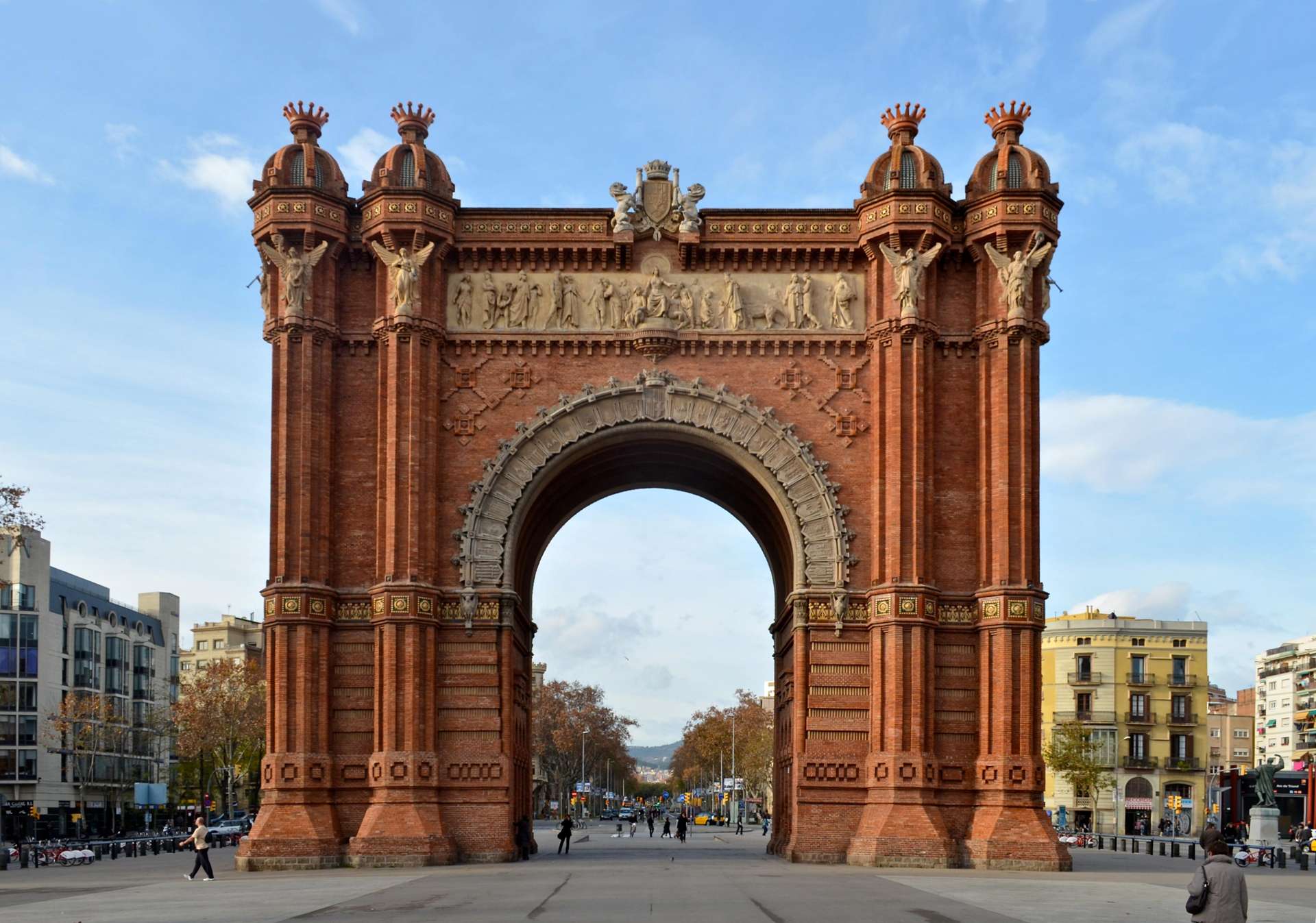 Szűk utcák, apró terek és történelmi épületek Barcelona óvárosának egyik leghangulatosabb részén.