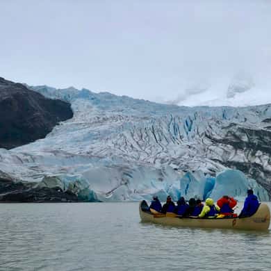 Gruppe in einem Kanu auf dem Mendenhall Lake vor dem Gletscher