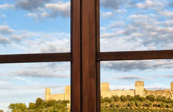 Monteriggioni: Guided tour of medieval walls and towers with Abbadia a ...