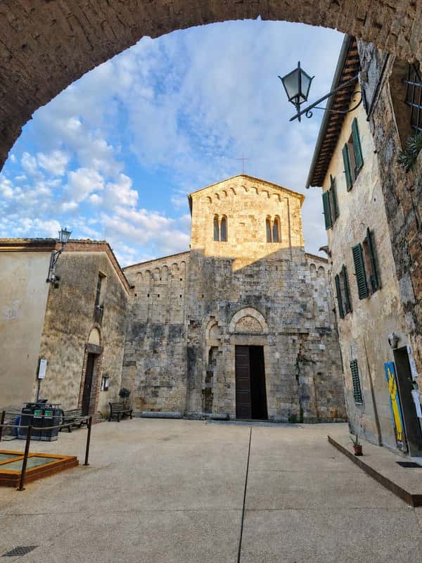 Monteriggioni: Guided tour of medieval walls and towers with Abbadia a ...