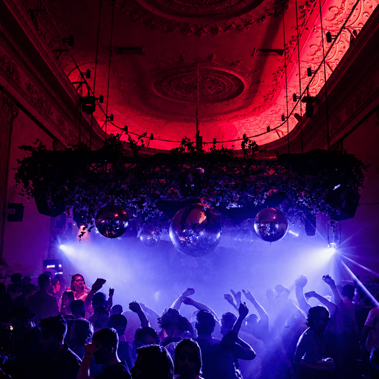 supper club amsterdam dress code Amsterdam: Iconic Nightclub Entry Ticket + unlimited drinks Color:Medium Wash Indigo fit and flare gown Blake Lively at the Dinnershow amsterdam