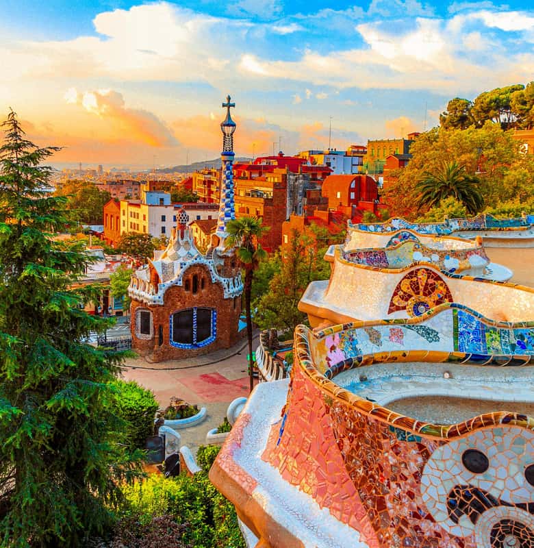 Színes mozaikok, különleges Gaudí-építészet és gyönyörű panoráma Barcelona felett.