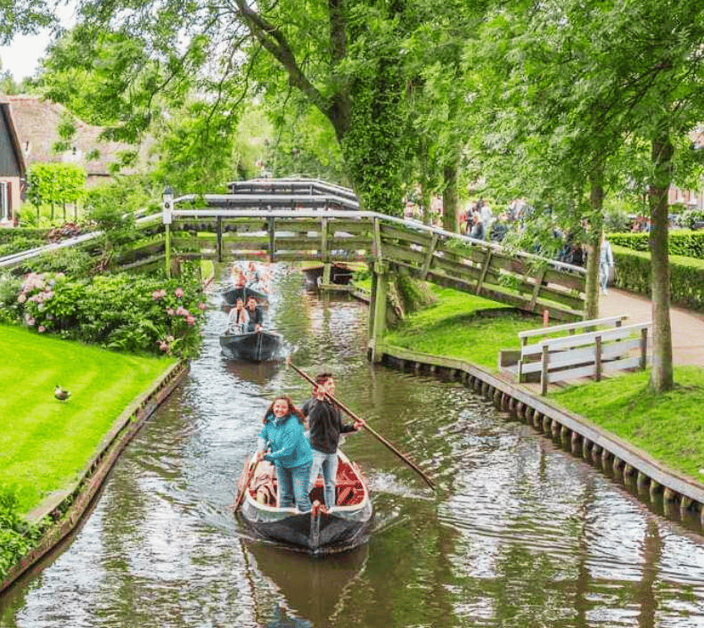 Giethoorn Day Trip: Guided Village Visit & Canal Cruise