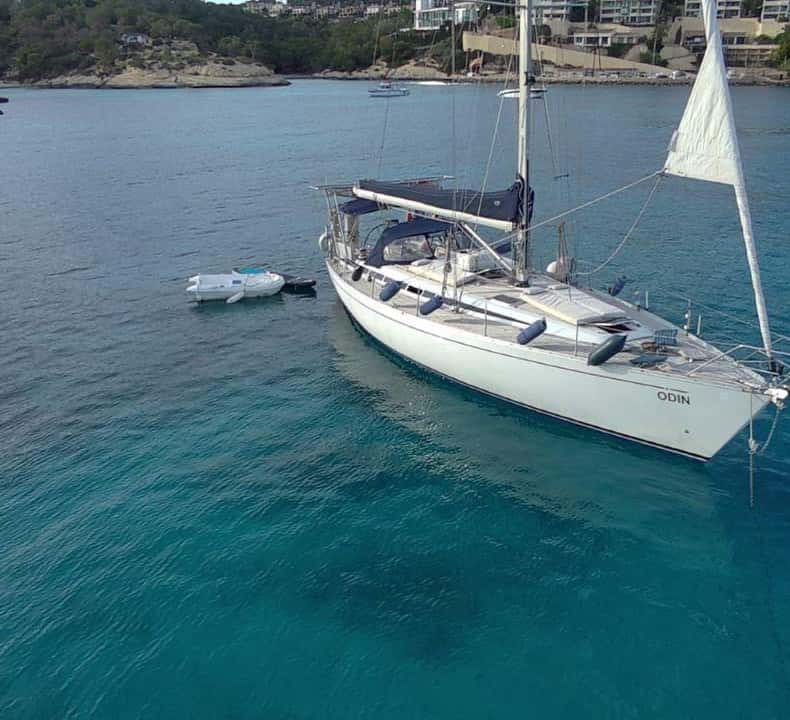 An experience in the Bay of Palma: 4 hours of sailing and wellness