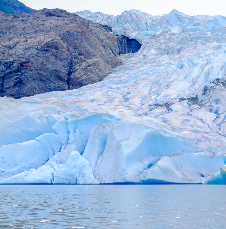 Blaue Eisformationen des Mendenhall-Gletschers am See