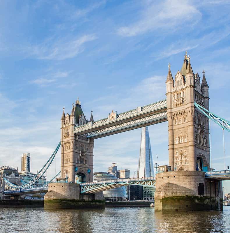 London ikonikus hídja, ahonnan különleges kilátás nyílik a Temzére és a városra.