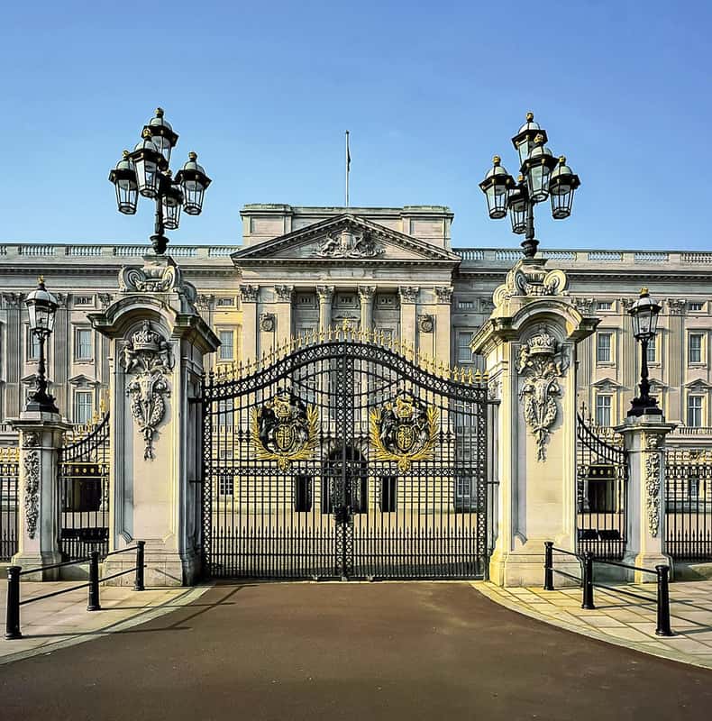 A brit monarchia egyik legismertebb helyszíne. Érdemes az őrségváltást is beilleszteni a programba.