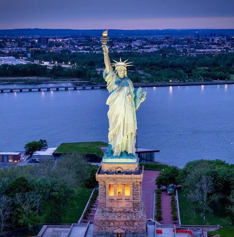 Nyc Helicopter Sightseeing Experience With Champagne Toast T133758