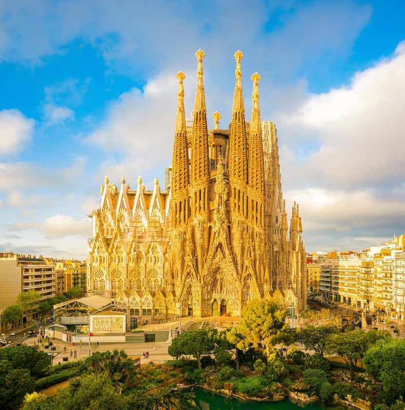 Gaudí világhírű bazilikája és Barcelona legismertebb épülete. A belső tér legalább olyan különleges, mint a homlokzat.